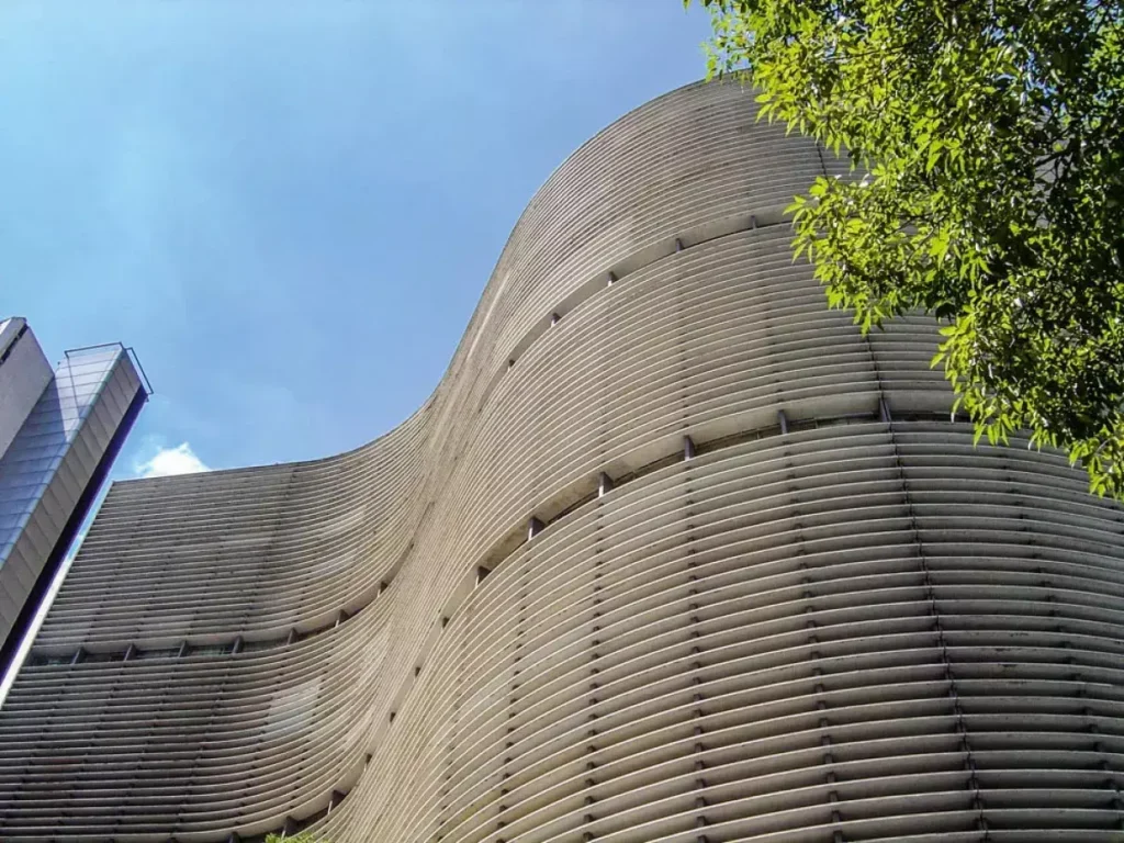 Fachada curvilínea do Edifício Copan com suas icônicas janelas e brises, destaque arquitetônico no roteiro fotográfico São Paulo Fachada curvilínea do Edifício Copan com suas icônicas janelas e brises, destaque arquitetônico no roteiro fotográfico São Paulo