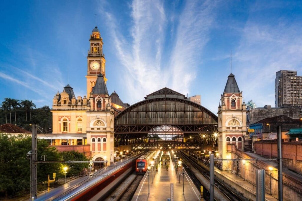 Fachada histórica da Estação da Luz com sua arquitetura vitoriana e relógio icônico, patrimônio histórico no roteiro fotográfico São Paulo Fachada histórica da Estação da Luz com sua arquitetura vitoriana e relógio icônico, patrimônio histórico no roteiro fotográfico São Paulo
