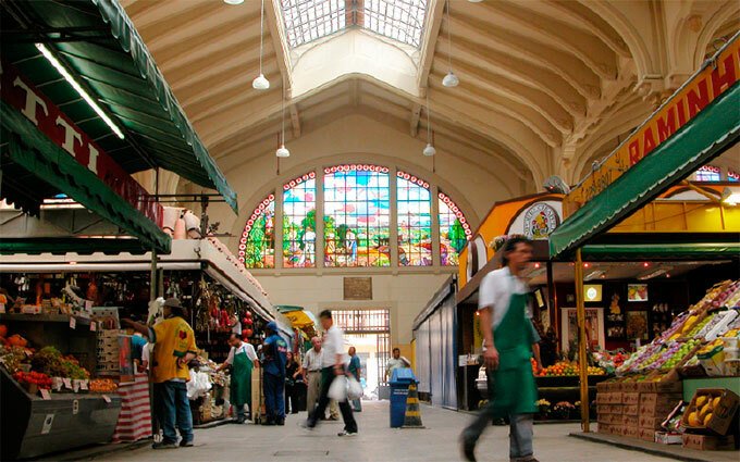 Vista do mezanino gastronômico do Mercadão de São Paulo com seus diversos restaurantes Vista do mezanino gastronômico do Mercadão de São Paulo com seus diversos restaurantes